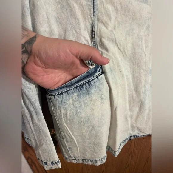 POL Uptown Girl Woven Light Wash Denim Jacket - Picture 8 of 10